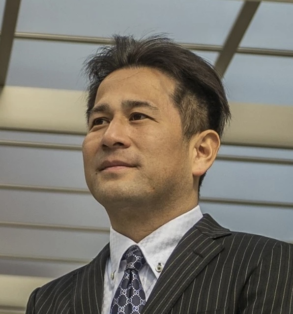 横井 照洋